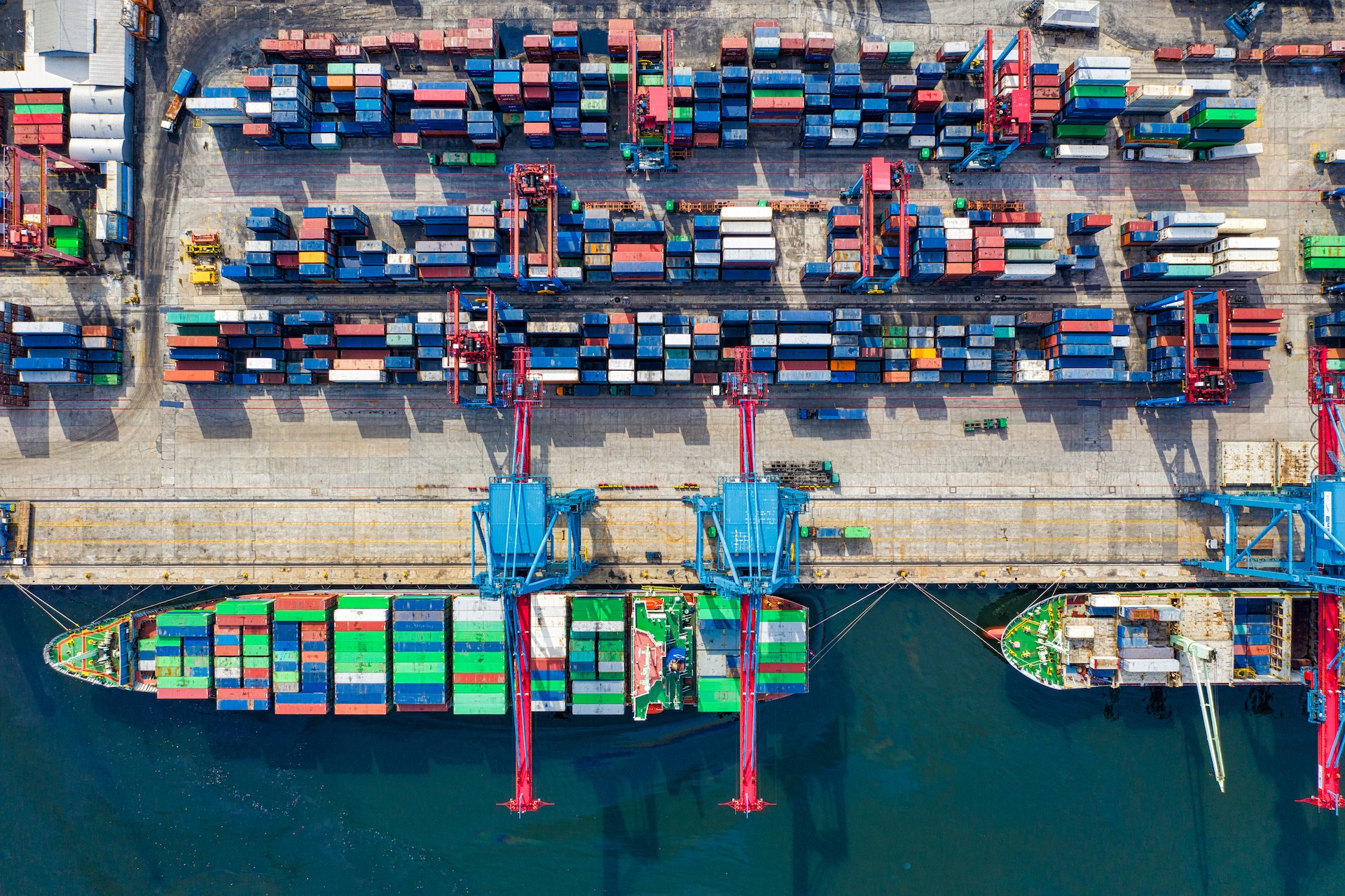 Ein Containerhafen mit Schiff um das Supply Chain Management zu untermalen