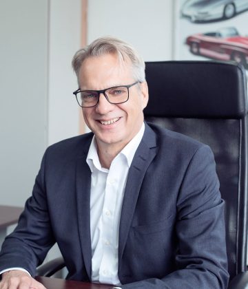 Innovations und Transformationsexperte Torsten Wolff in seinem Büro beim umsetzen von Lean Management